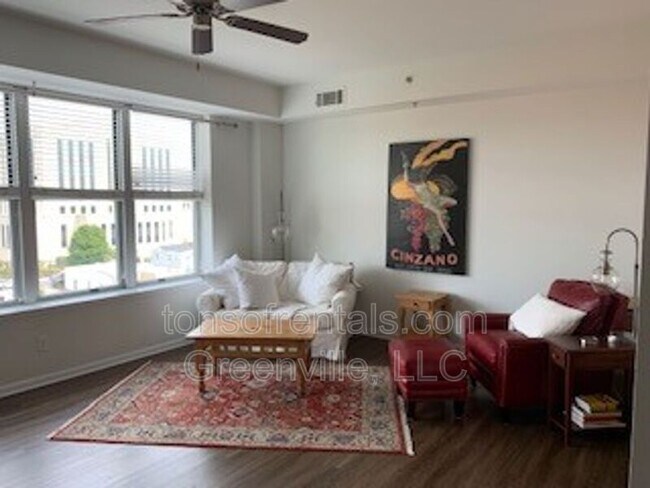 Photo - 100 E Washington St Apartment