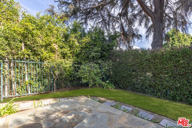 Foto del edificio - 1557 N Stanley Ave