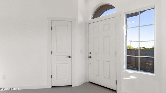 Foto del edificio - 574 Duchess Dr