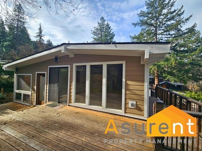 Building Photo - Stunning Home located in the picturesque Ashland