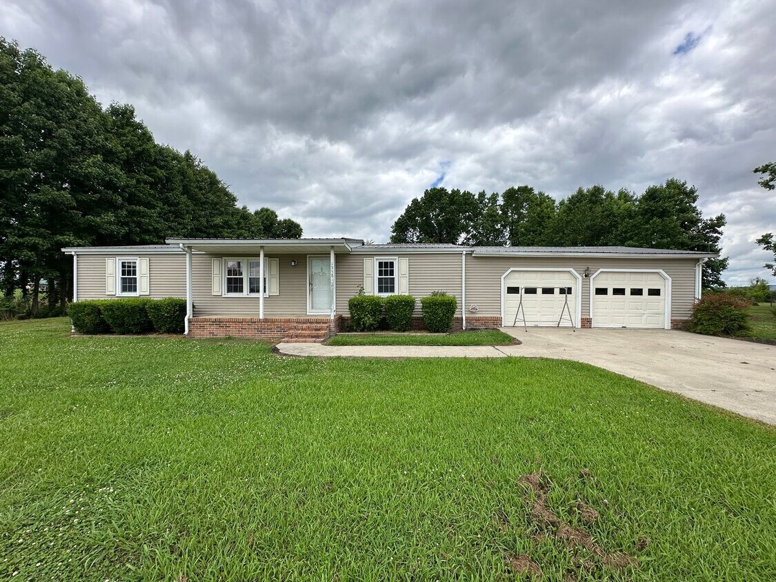 Foto principal - Inviting 3 Bedroom - 2 Bath Home with Lots...