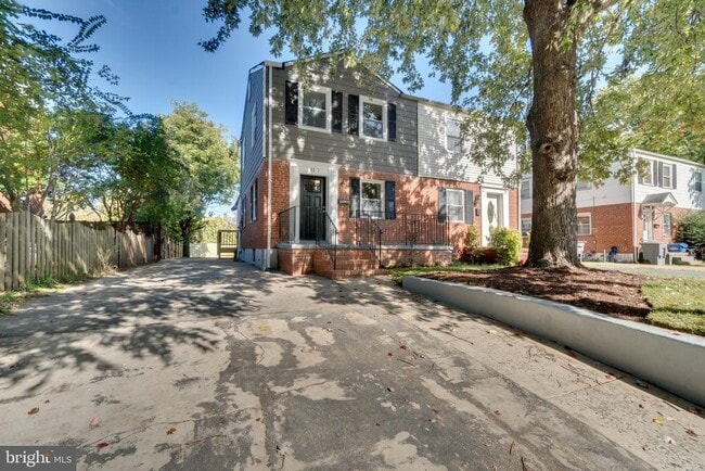Building Photo - 2212 Arlington Terrace