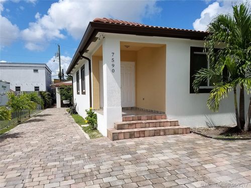 Foto del edificio - 7590 NW South River Dr