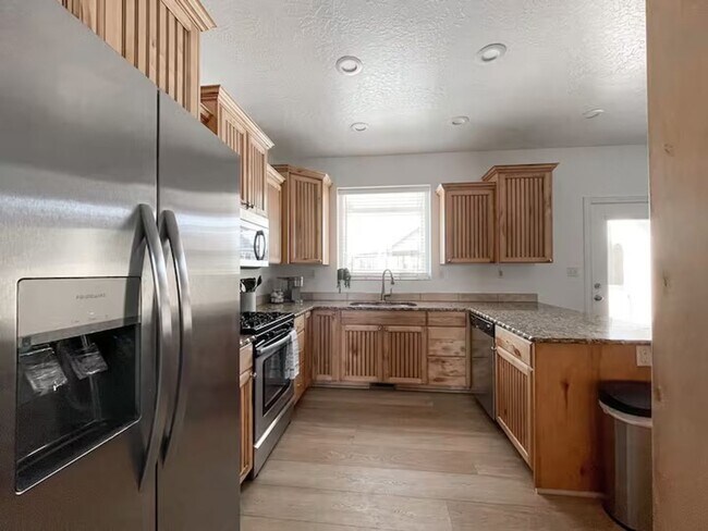 Foto del edificio - Fully Furnished 6 Bed, 3 Bath Home for Rent - Morgan, Utah