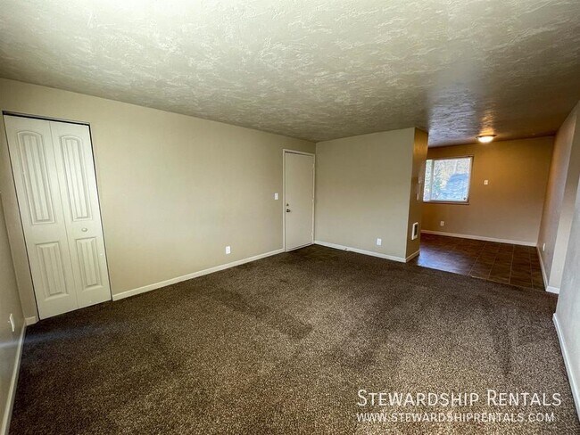 Building Photo - Recently updated 2B/1B