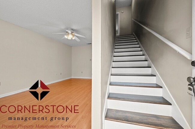 Building Photo - 2 Bed, 1.5 Bath located off of Brightside ...