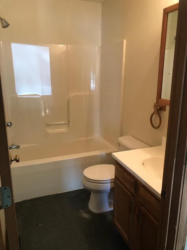 Full Bath - 218 Southern Dr