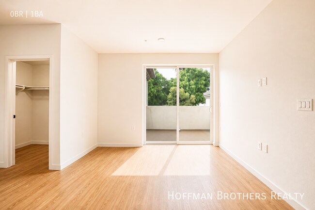 Building Photo - 856 S Gramercy Dr
