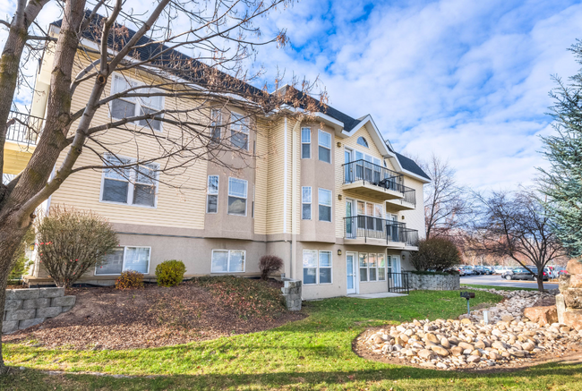Building Photo - 690 Clearwater Ln