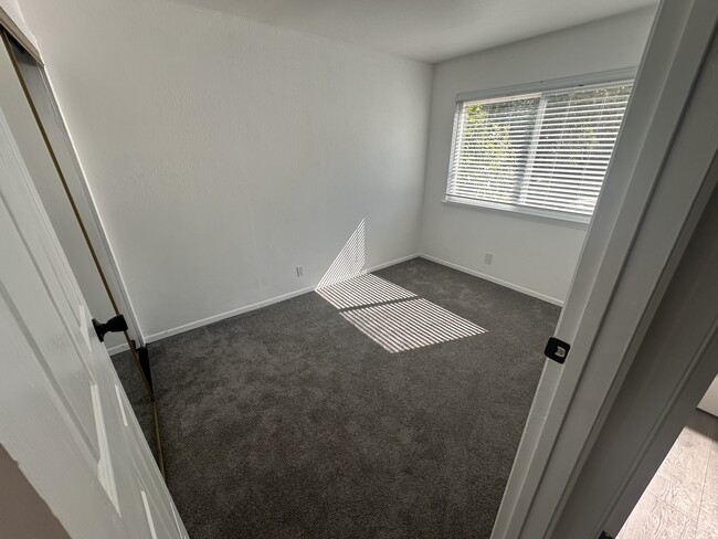 Building Photo - 995 Paulson Ct