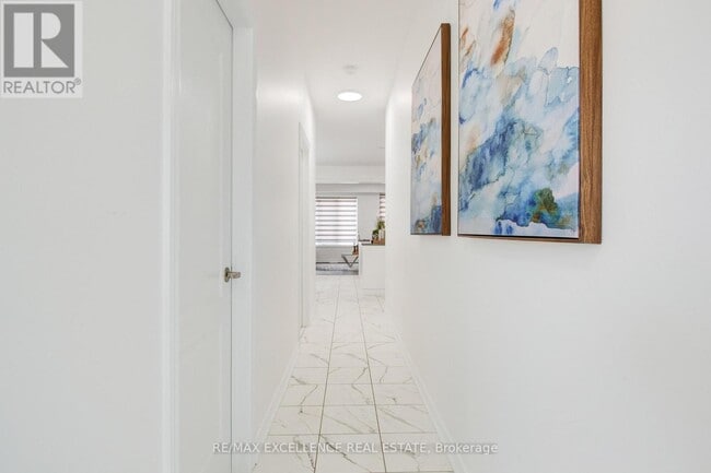 Building Photo - 49 Malcolm Cres