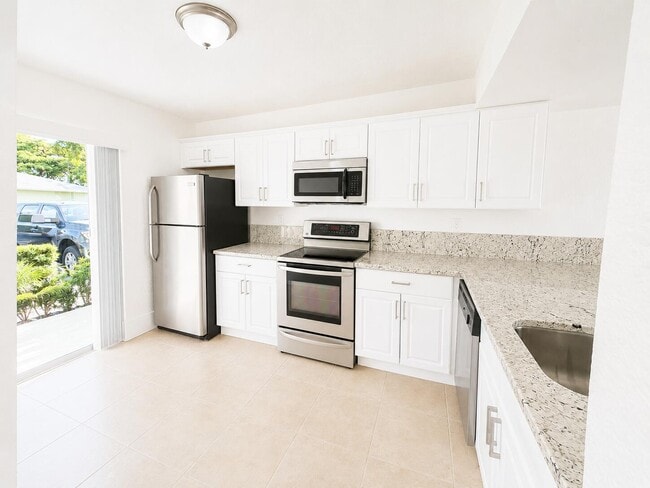 Building Photo - 887 Crystal Lake Dr