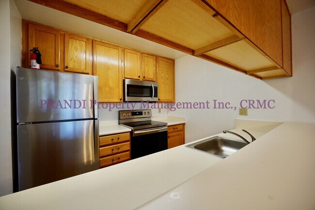 Foto del edificio - Top Floor Condo with New Flooring and Deck