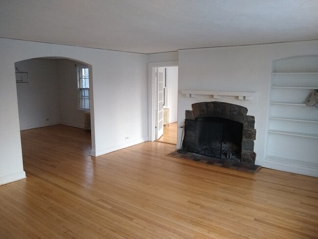 Chimenea en funcionamiento - 310 Sixth Ave