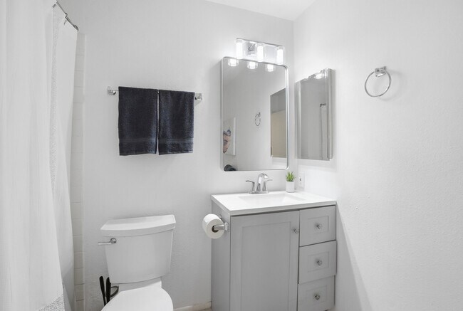 Building Photo - 313 E Riviera Dr
