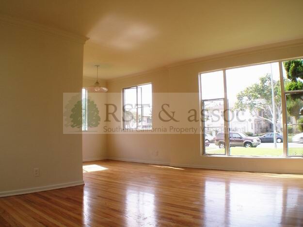 Primary Photo - 3186 S Barrington Ave