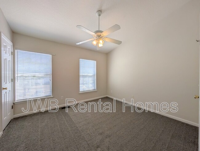 Foto del edificio - 8428 Thornbush Ct