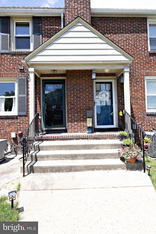 Building Photo - 17 Dowling Ave