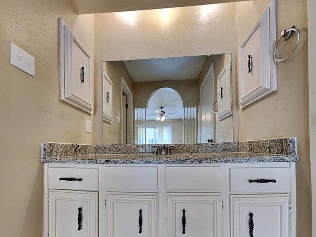 Building Photo - 22606 Meadowgate Dr