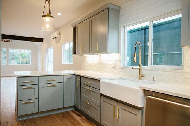 Foto del edificio - 4432 40th Ave SW