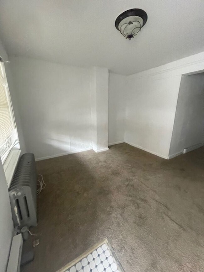 Building Photo - 4 Bedroom Home