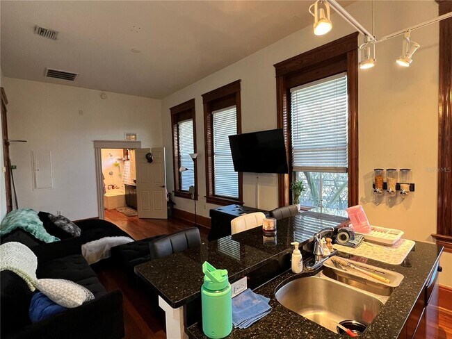 Foto del edificio - 1209 N Franklin St