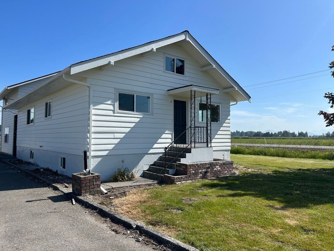 Primary Photo - Fully Remodeled Five Bedroom House for Rent!