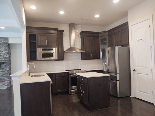 Foto del edificio - Beautiful Townhome located in this Premier...