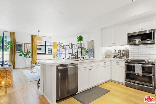 Building Photo - 12655 Bluff Creek Dr