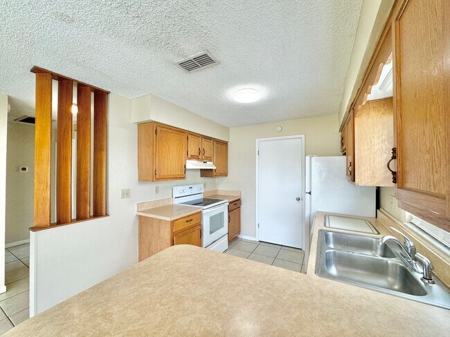 Building Photo - 5625 Struthers