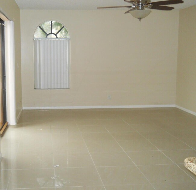 Foto del edificio - 3955 Village Dr