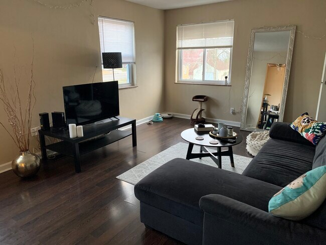 Sala de estar - 437 Claranna Avenue