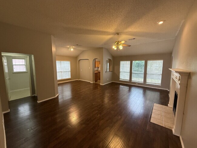 Foto del edificio - Charming 3 Bedroom Haven with 2 Full Baths in Fort Worth. Spacious 1748 Sq. Ft. Retreat on Comfor...