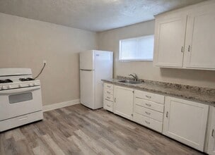 Building Photo - 1833 E 3rd St