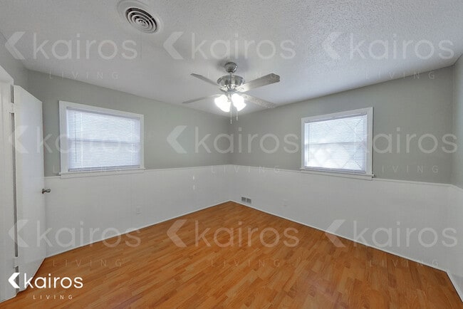 Building Photo - 2813 James Louis Dr