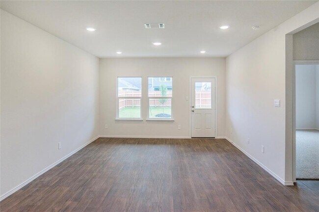 Building Photo - 209 SANDRINGHAM Loop