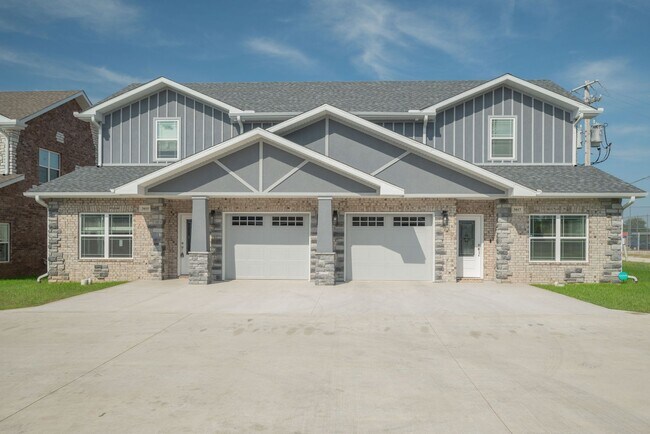 Foto del edificio - Brand New 2-Bed/3-Bath Townhouse in Joplin...