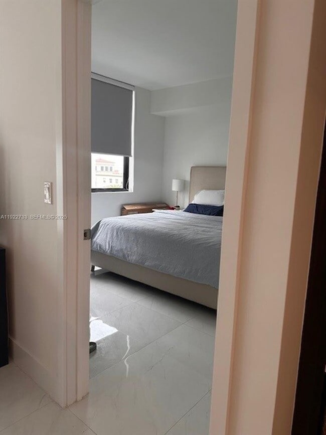 Foto del edificio - 301 Altara Ave