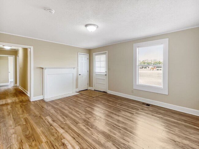 Building Photo - Available Now!!! 4 Bed, 2 Bath Home Close ...