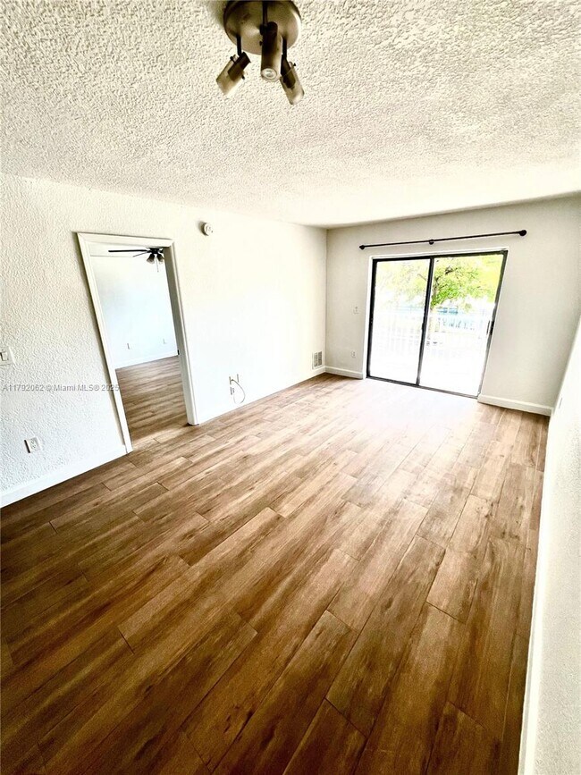 Foto del edificio - 445 SW 11th St