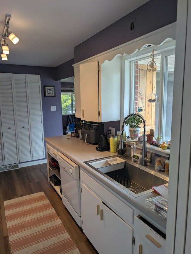 Building Photo - Freshly painted 4 bed 2.5 bath home for rent in Broomfield