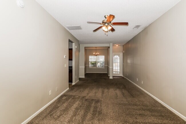 Foto del edificio - 7796 Newbury Dr