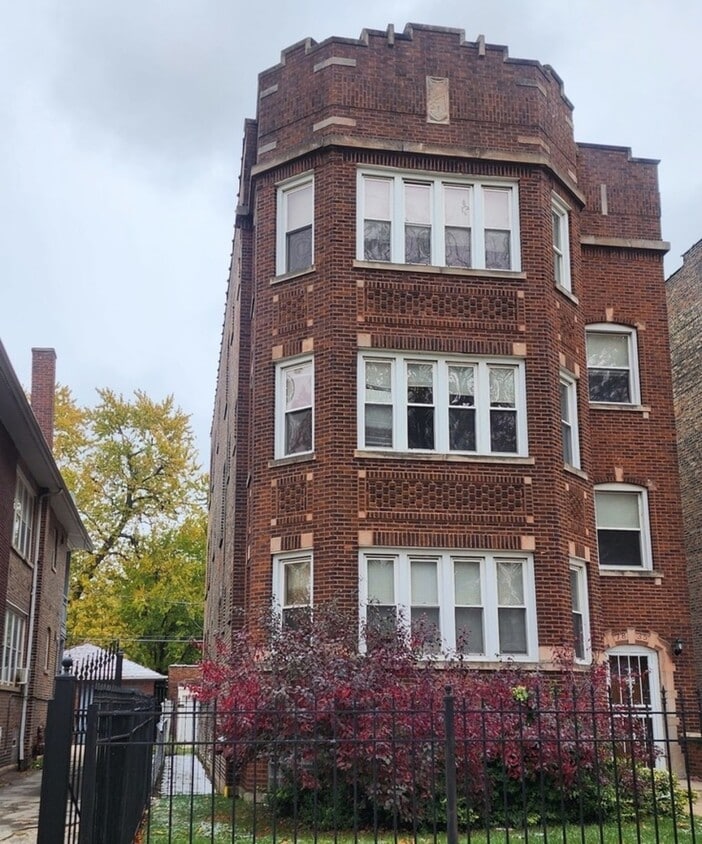 Primary Photo - 7835 S Saginaw Ave