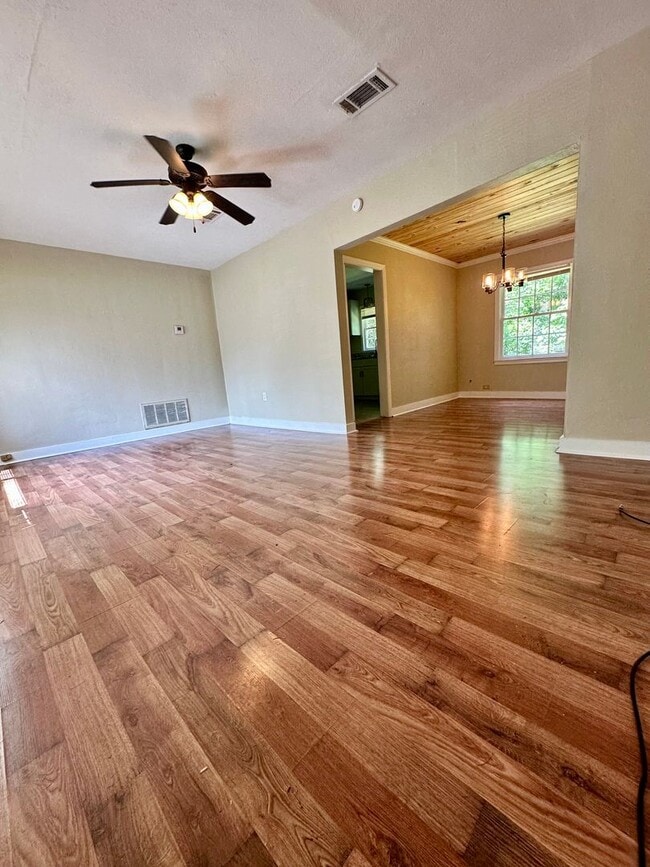 Building Photo - Beautiful Renovated 2 Bedroom in North Fon...