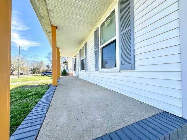 Building Photo - 125 E Street Clarksville, TN 37042