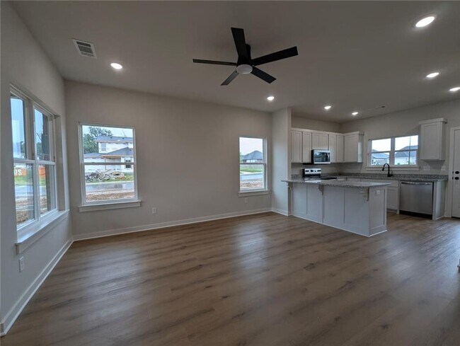 Building Photo - 543 Cosmos St