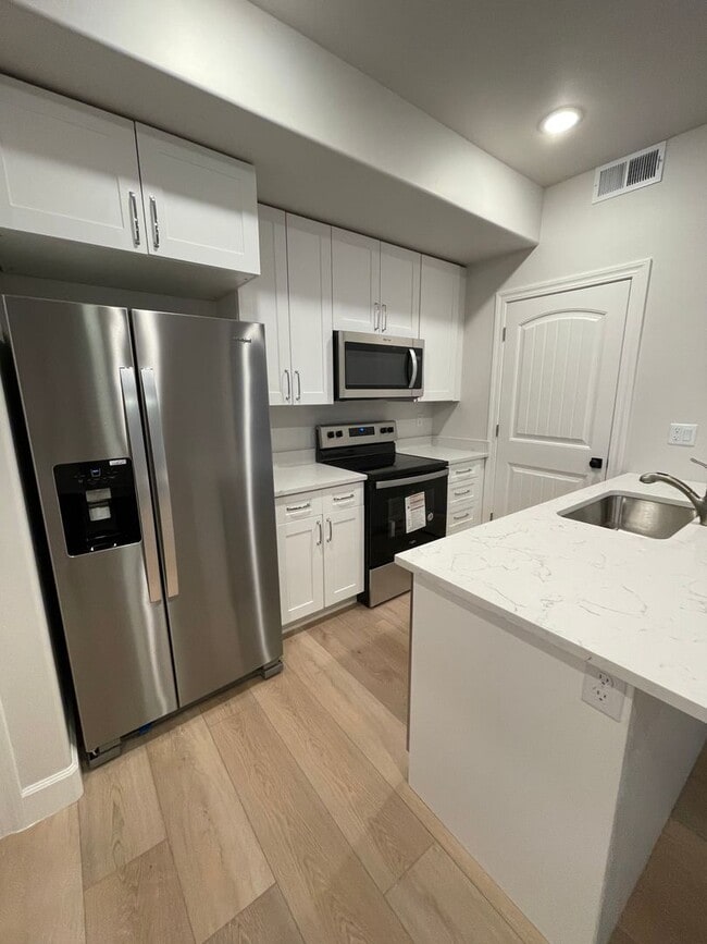 Foto del edificio - Italian Villages | 1-Bedroom, 1-Bath Basement (End Unit)