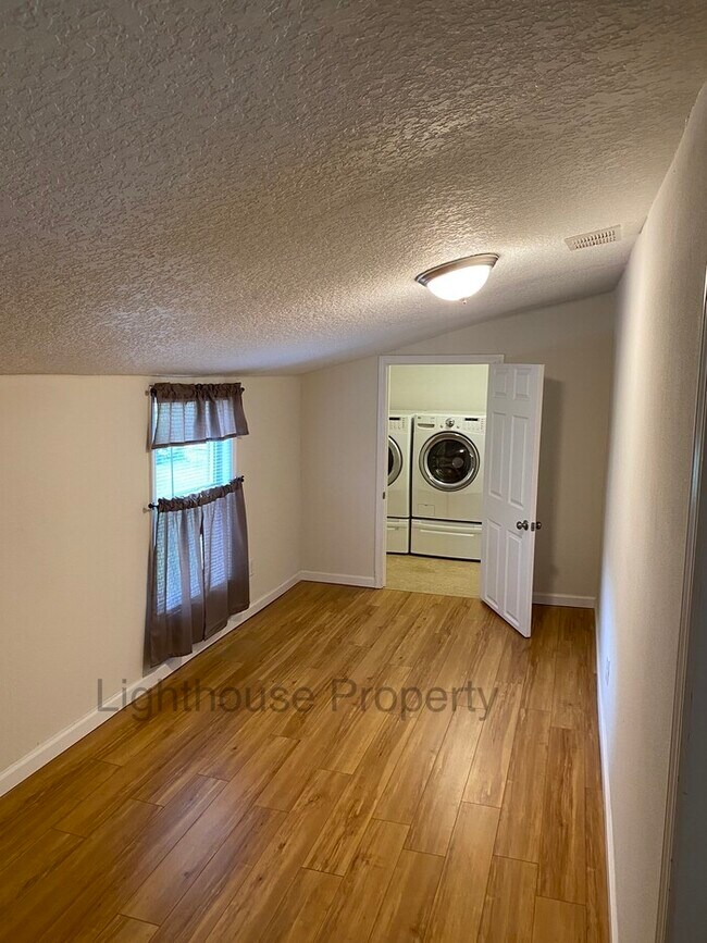 Foto del edificio - 1941 Lakewood Cir S