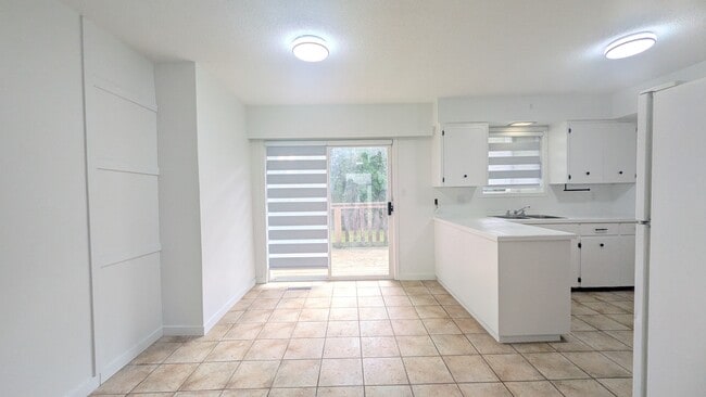 Building Photo - 46050 Camrose Ave