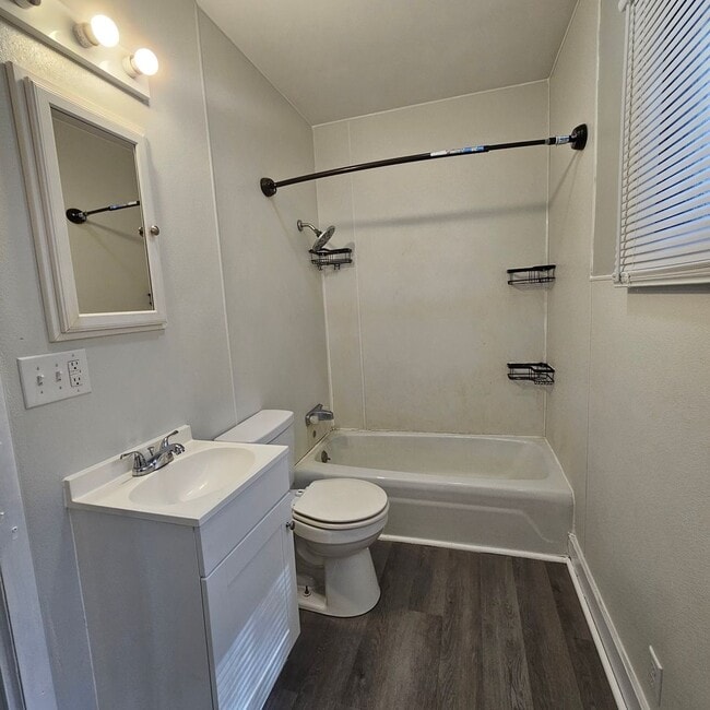 Foto del edificio - 1223 E 10th St